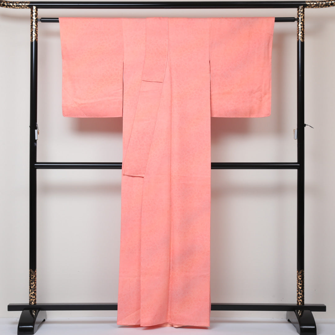 色無地 袷 身丈161cm 裄丈65cm 正絹 Sランク Lサイズ 広衿 一つ紋(蔦) セミフォーマル 紋意匠 花柄 ぼかし染 しつけ糸 ピンク系 1214-05131