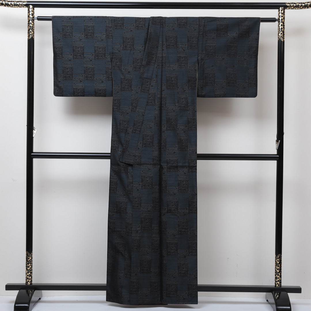 大島紬 袷 身丈159cm 裄丈63cm 正絹 Sランク インフォーマル バチ衿 Mサイズ 緯総絣 観世水 紺系 RP 1223-02904