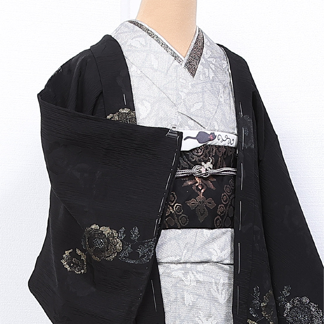黒羽織 袷 身丈74cm 裄丈62cm 正絹 Sランク 一つ紋 (蔓柏) セミフォーマル Sサイズ 漆糸 牡丹 黒系 RP 1233-11143