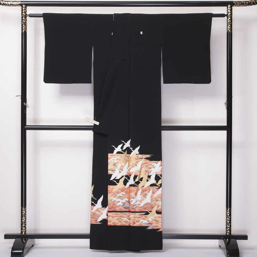 黒留袖 袷 身丈158cm 裄63cm 正絹 五つ紋 金駒刺繡 比翼仕立て 三階松 鶴 金彩 金箔 青海波 黒系 Bランク 1211-00139
