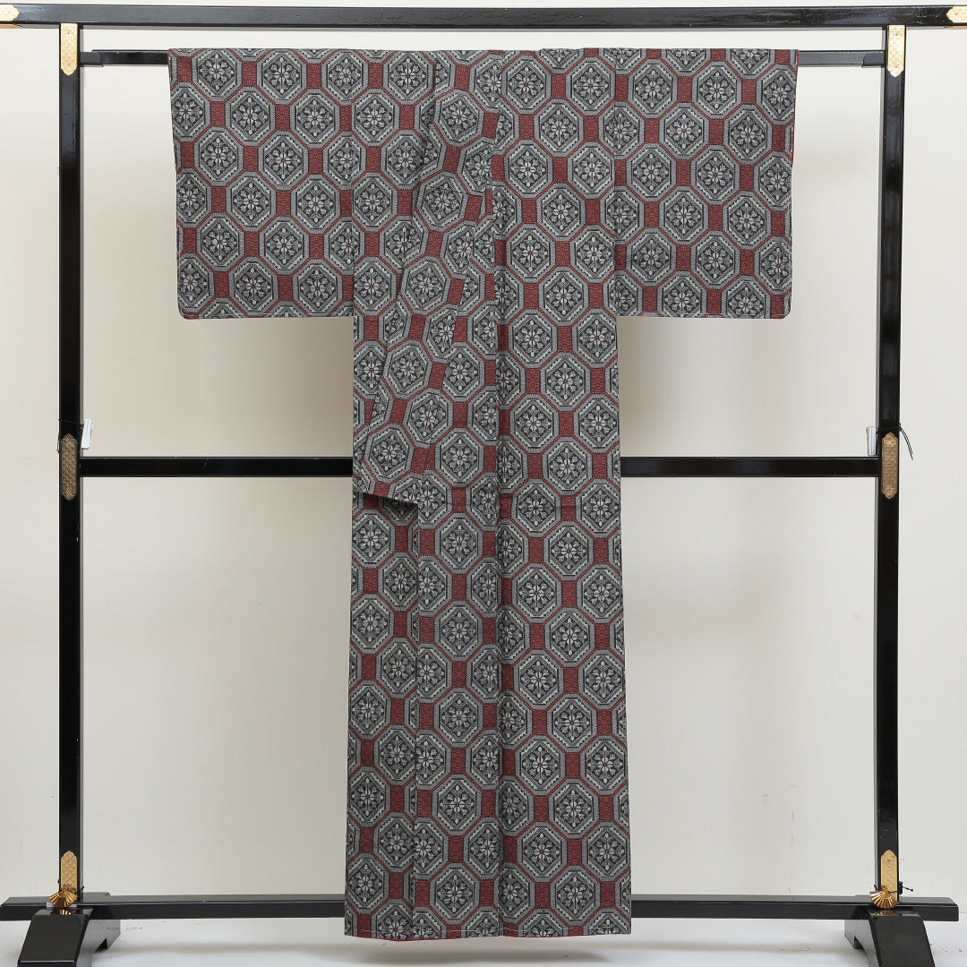 村山大島紬 袷 身丈155cm 裄丈63cm 正絹 Sランク インフォーマル 広衿 Mサイズ しつけ糸 蜀江 グレー系 RP 1223-02827
