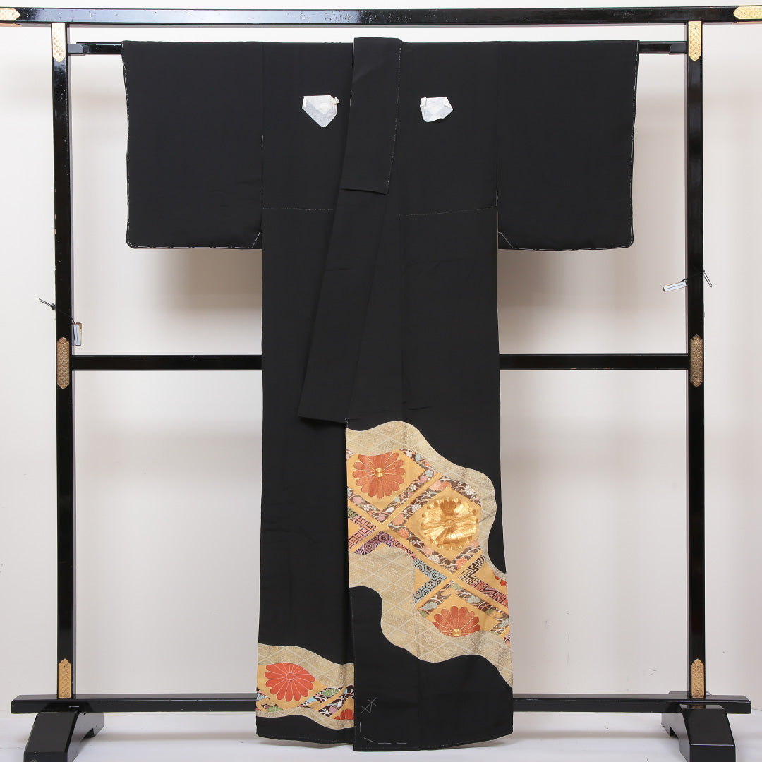 新古品 黒留袖 五つ紋 揚羽蝶 身丈163cm 裄丈64.5cm Nランク 正絹 袷 広衿 L しつけ糸 金駒刺繍 金箔 菊 吉祥文様 菱 フォーマル 黒系 1211-F0168