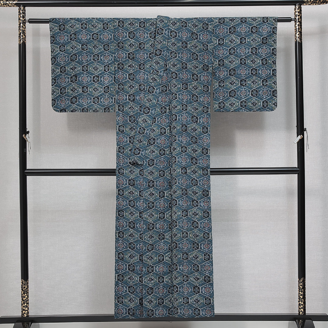 洗える着物 ウールの紬 単衣 身丈145cm 裄丈64cm ウール Sランク カジュアル バチ衿 XSサイズ 居敷当て 肩当て 亀甲 創作柄 青系 RP 1223-14783