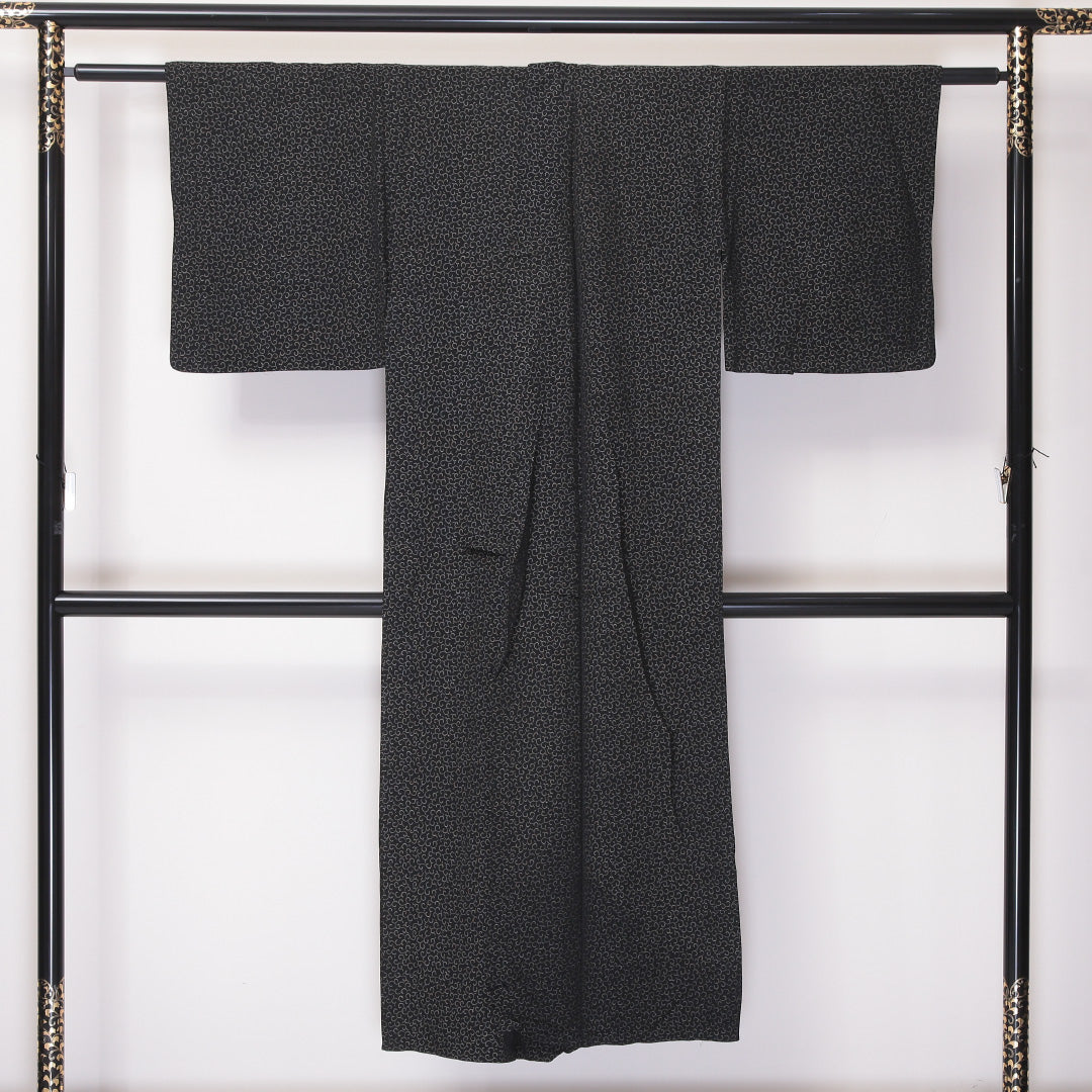 夏物 紬 夏紬 身丈144cm 裄丈63cm 正絹 Aランク カジュアル バチ衿 XSサイズ 居敷当て 肩当て 唐草 黒系 RP 1223-03476