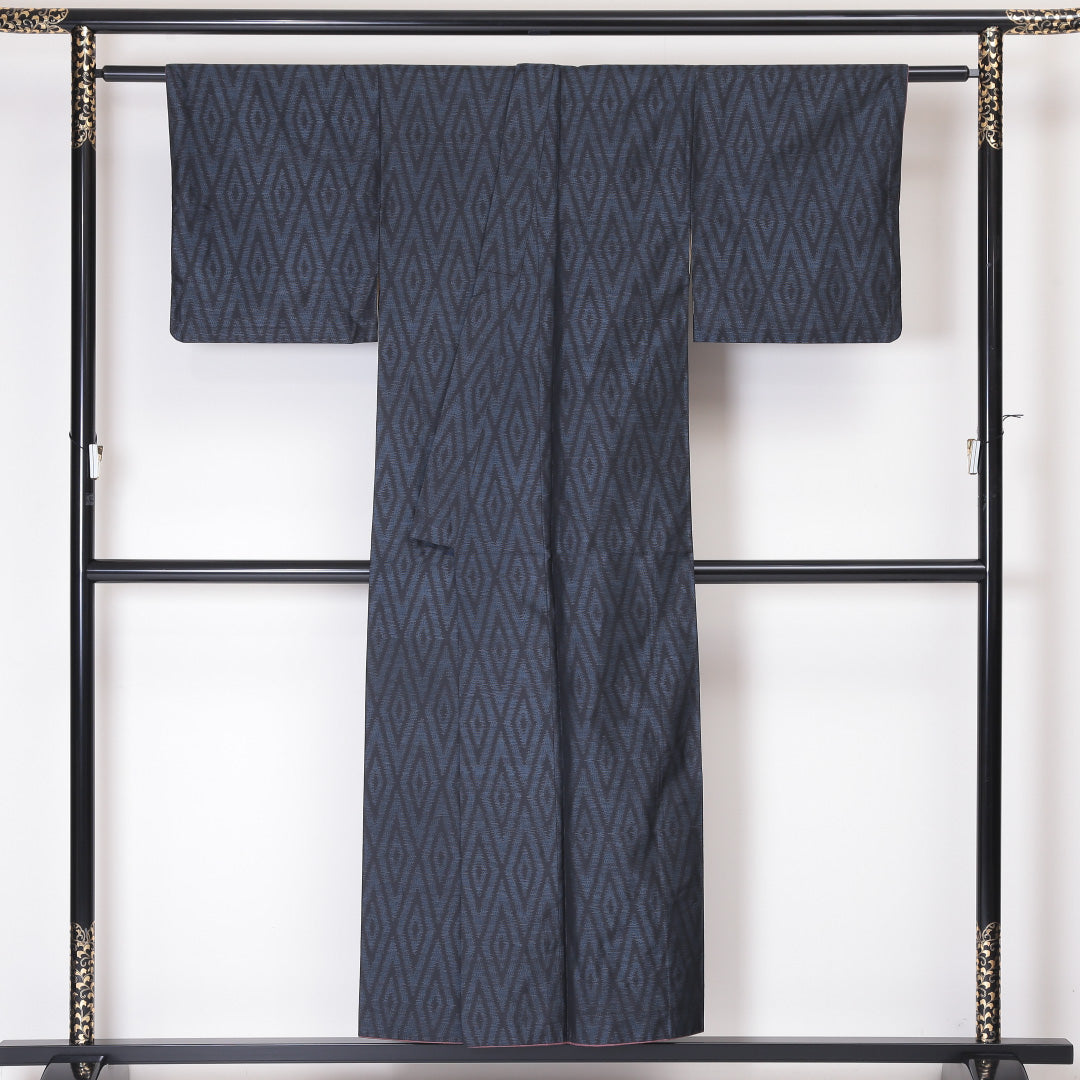紬(大島紬) 袷 身丈150cm 裄丈63cm 正絹 Sランク Sサイズ バチ衿 インフォーマル 藍染 菱 紺系 RP 1223-03344