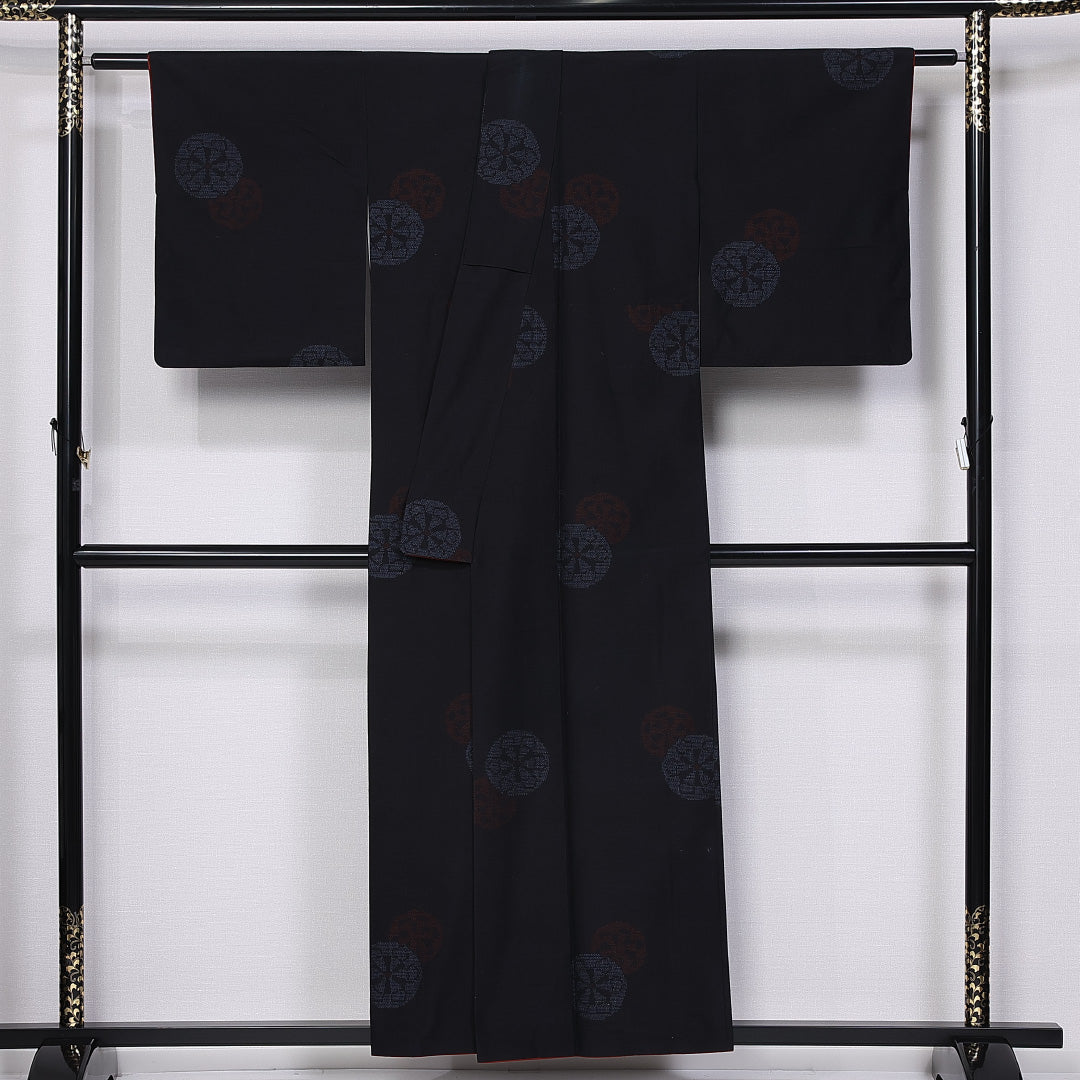 真綿紬 袷 身丈154cm 裄丈62cm 正絹 Aランク カジュアル 広衿 Sサイズ 源氏車 黒系 RP 1223-11306