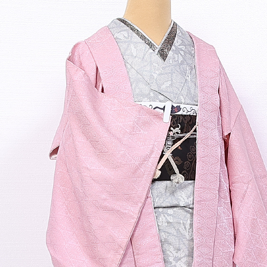 羽織 袷 身丈75cm 裄丈64cm 正絹 Sランク 紋意匠 (花菱と蜀江) カジュアル Mサイズ 織り出し 紐あり ピンク系 RP 1232-11089