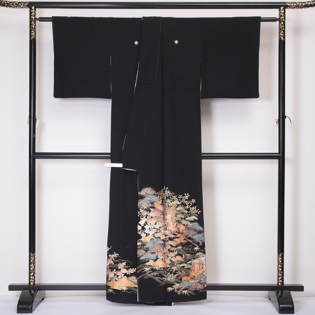 黒留袖 五つ紋 丸に四ツ目菱 身丈161cm 裄丈64cm Aランク 正絹 袷 比翼 広衿 L 落款 たたき染 御所車 梅 松 フォーマル 黒系 1211-F0218