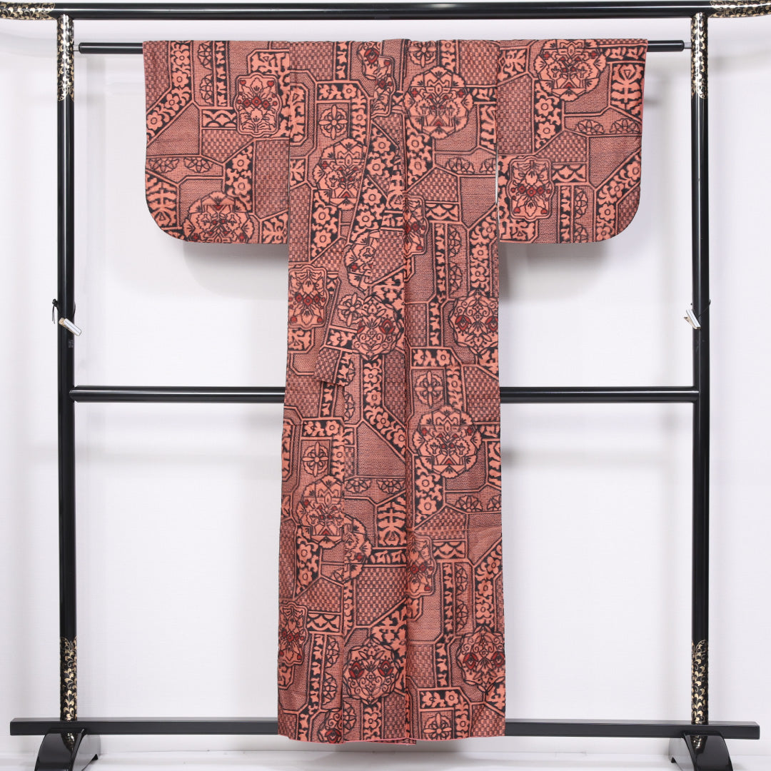 アンティーク 銘仙の着物 袷 身丈153cm 裄丈62cm 正絹 Aランク バチ衿 Sサイズ 幾何学柄 ピンク系 M4 1223-11470