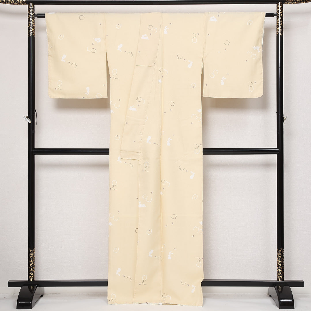 未使用品 洗える着物 小紋 単衣 身丈165cm 裄丈67cm ポリエステル Nランク インフォーマル 広衿 XLサイズ しつけ糸 兎 花びら クリーム系 RP 1221-13588
