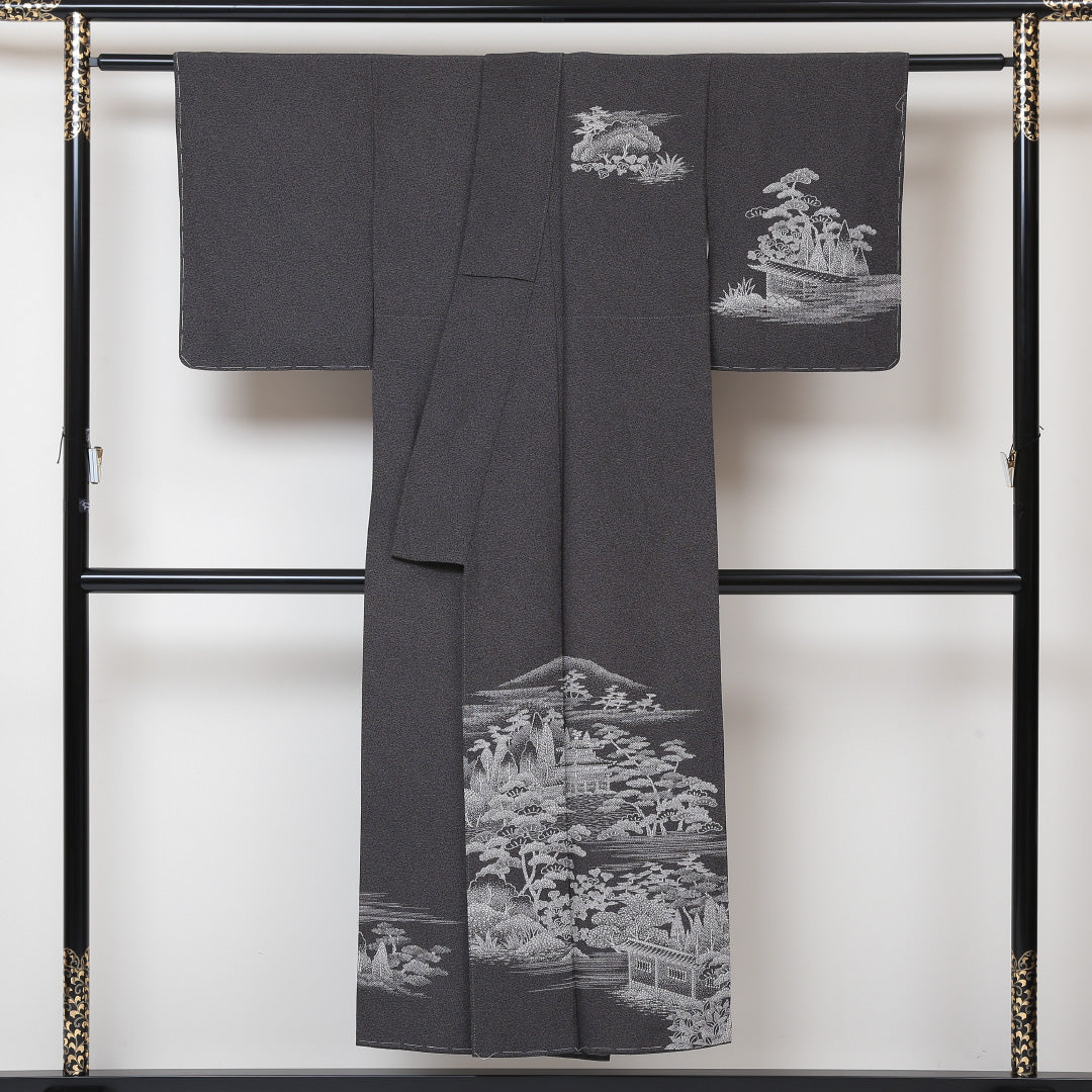 訪問着 (ちりめん) 袷 身丈148cm 裄丈60cm 正絹 Sランク セミフォーマル 広衿 XSサイズ 古跡名勝絵巻 証紙 しつけ糸 楼閣 ちりめん グレー系 M4 1217-04330