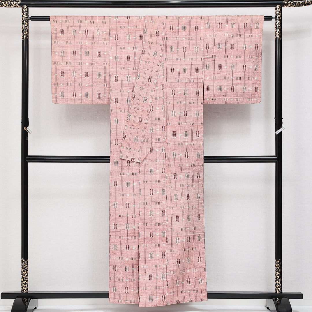 琉球絣の着物 単衣 身丈155cm 裄丈62cm 正絹 Aランク カジュアル 広衿 Mサイズ ピンク系 M4 1223-14436