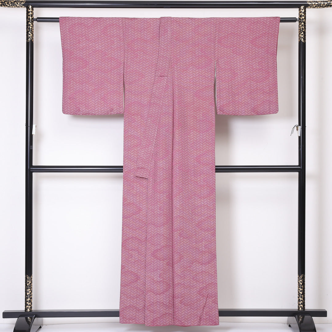 小紋 袷 身丈156cm 裄丈64cm 正絹 Sランク 紋意匠 (エ霞) インフォーマル バチ衿 Mサイズ ぼかし染 籠目 ピンク系 RP 1221-01947