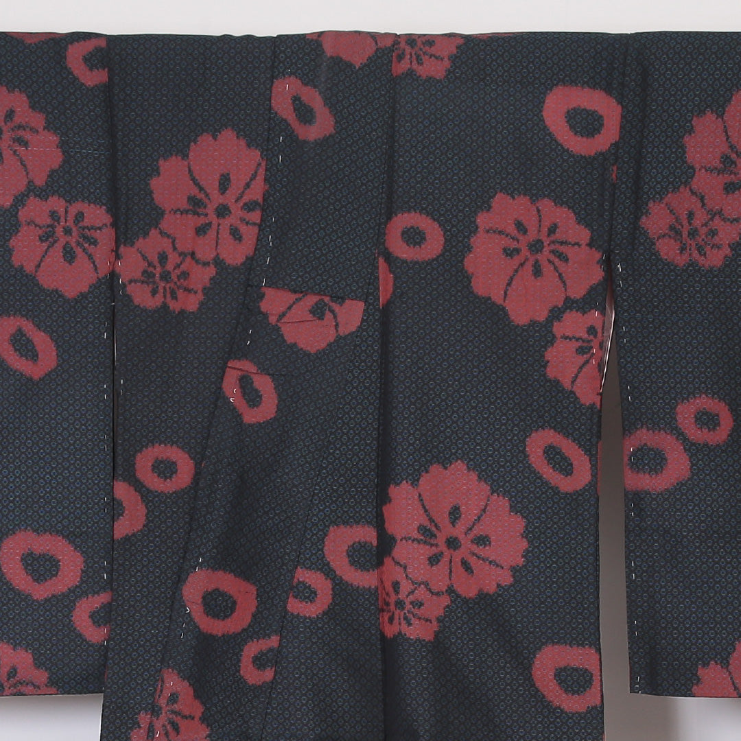 アンティーク 紬 袷 身丈148cm 裄丈63cm 正絹 Aランク XSサイズ 広衿 紋意匠 鹿の子 撫子 黒系 1216-03426