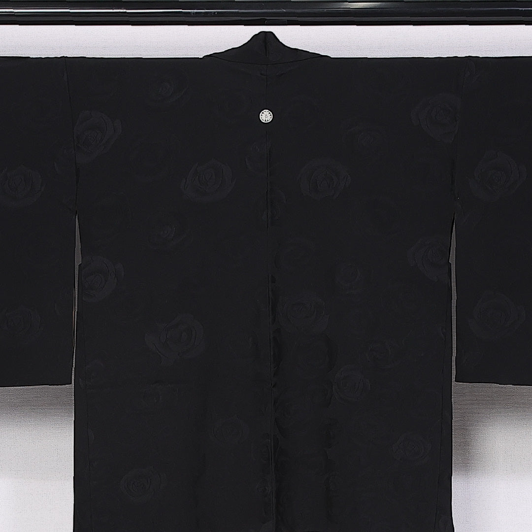 黒羽織 袷 身丈75cm 裄丈62cm 正絹 Sランク 一つ紋 (丸に三つ竜胆橘) 紋意匠 (薔薇) セミフォーマル Sサイズ 織り出し 紐あり 黒系 RP 1233-11078