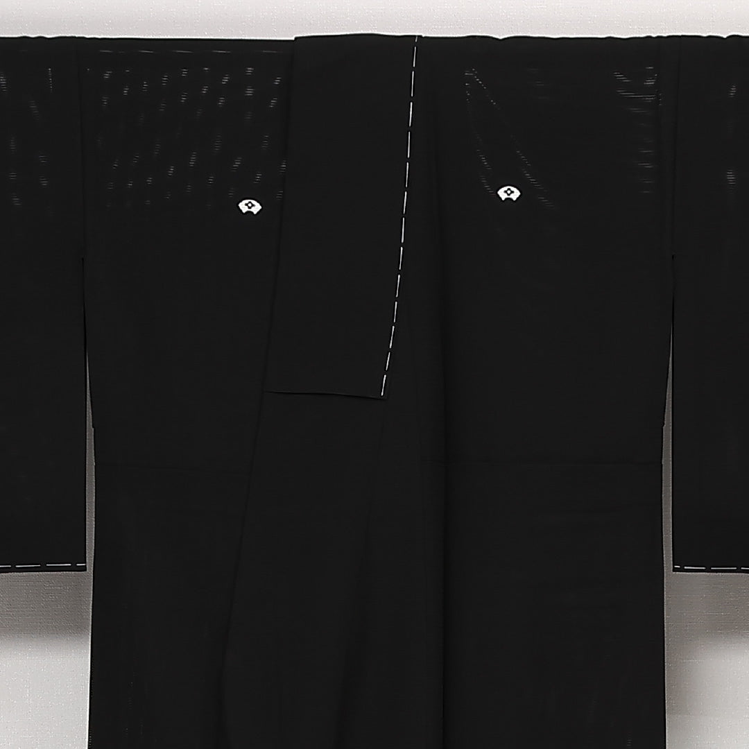 未使用品 黒紋付 五つ紋 扇に井桁 身丈162cm 裄丈65.5cm Nランク ポリエステル 洗える着物 夏物 広衿 L しつけ糸 フォーマル 黒系 1299-F0552