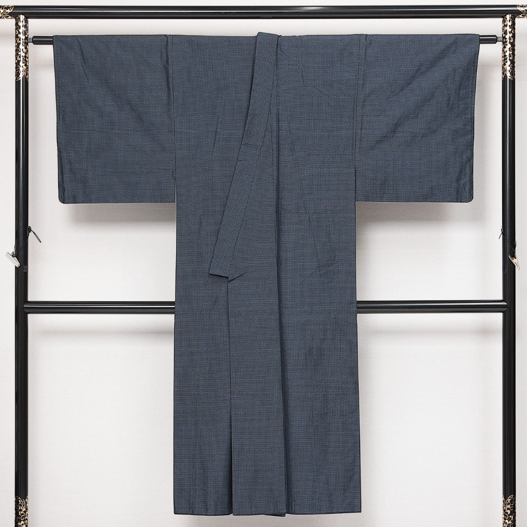 男着物 (大島紬) 袷 身丈137cm 裄丈66cm 正絹 Sランク インフォーマル 棒衿 Sサイズ 経緯絣 亀甲絣 紺系 RP 1224-13957