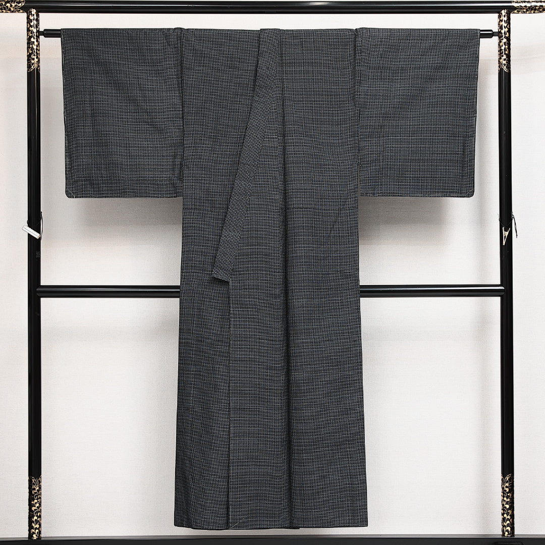 未使用品 男着物 (大島紬) 袷 身丈146cm 裄丈67cm 正絹 Nランク インフォーマル 棒衿 Lサイズ 緯総絣 しつけ糸 亀甲絣 紺系 M4 1224-13993
