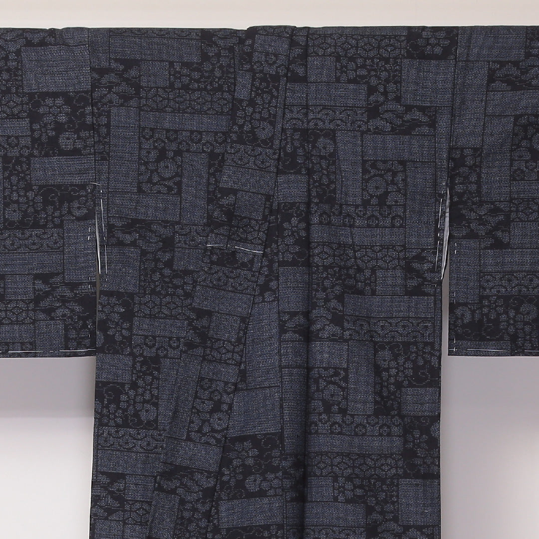 紬 袷 身丈160cm 裄丈62cm 正絹 Aランク Lサイズ バチ衿 カジュアル 十字亀甲 創作柄 紺系 1216-03563