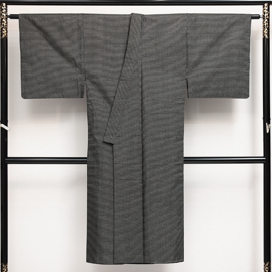 男着物 (大島紬) 袷 身丈133cm 裄丈67cm 正絹 Sランク インフォーマル 棒衿 XSサイズ 経緯絣 亀甲絣 グレー系 M4 1224-13994