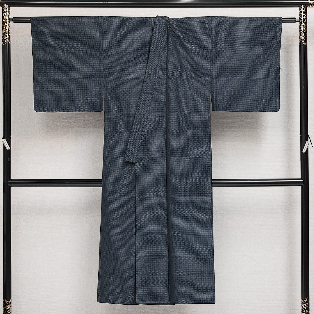 男着物 (大島紬) 袷 身丈134cm 裄丈64cm 正絹 Sランク インフォーマル 棒衿 XSサイズ 緯総絣 亀甲絣 紺系 M4 1224-13990