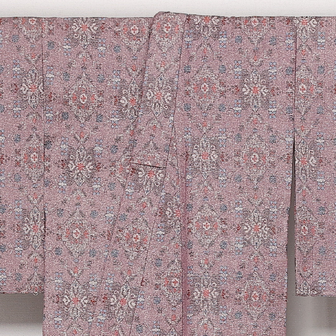 洗える着物 ウールの紬 単衣 身丈151cm 裄丈62cm ウール Sランク カジュアル バチ衿 Sサイズ アラベスク文様 ピンク系 RP 1223-13632