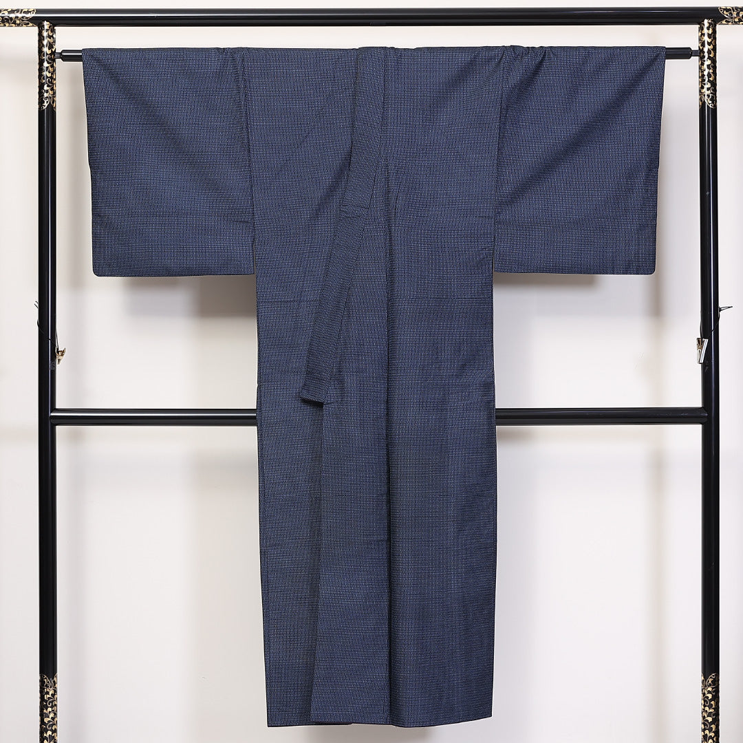 男着物 (大島紬) 袷 身丈143cm 裄丈67cm 正絹 Aランク インフォーマル 棒衿 Mサイズ 亀甲 紺系 RP 1224-06233
