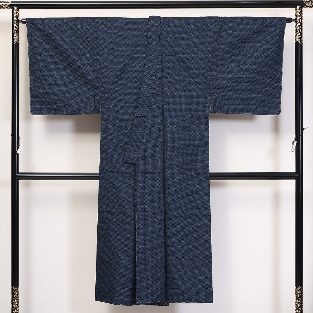 男着物 (大島紬) 袷 身丈142cm 裄丈69cm 正絹 Sランク インフォーマル 棒衿 Mサイズ しつけ糸 亀甲 青系 RP 1224-06237