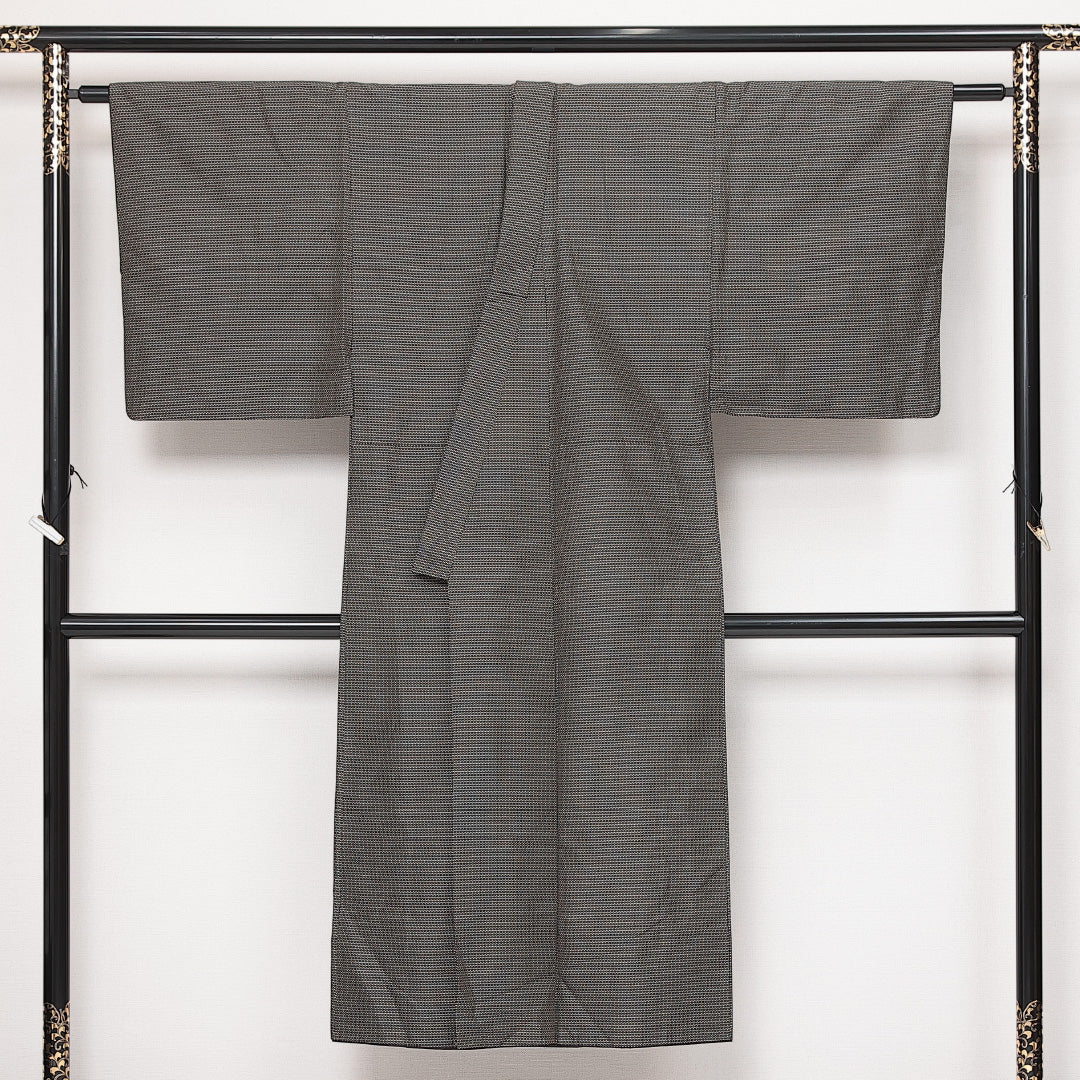 男着物 (大島紬) 袷 身丈139cm 裄丈66cm 正絹 Sランク インフォーマル 棒衿 Sサイズ 経緯絣 亀甲絣 紺系 RP 1224-13960