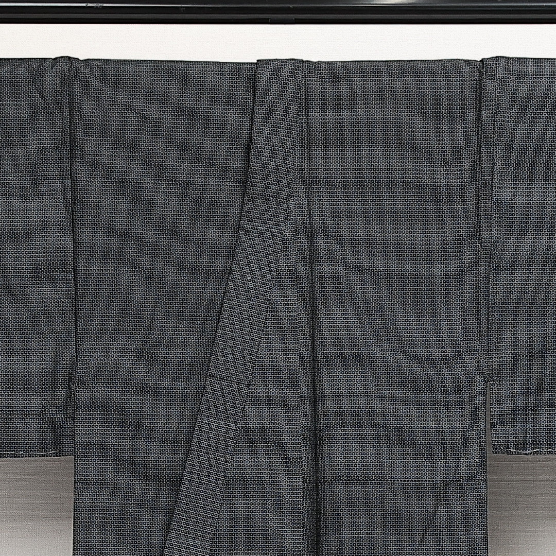 未使用品 男着物 (大島紬) 袷 身丈146cm 裄丈67cm 正絹 Nランク インフォーマル 棒衿 Lサイズ 緯総絣 しつけ糸 亀甲絣 紺系 M4 1224-13993