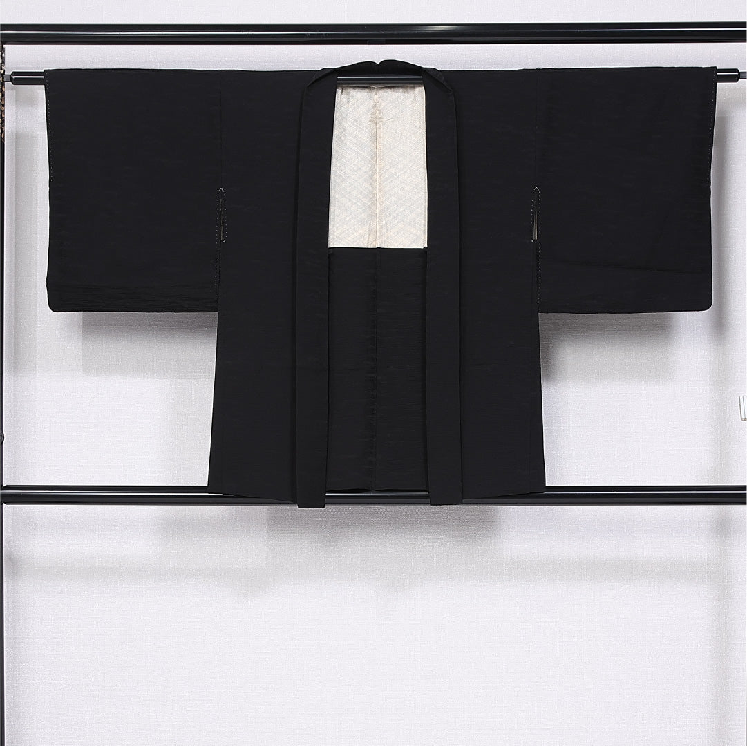 黒羽織 袷 身丈78cm 裄丈62cm 正絹 Sランク 一つ紋 (丸に日の丸扇) 紋意匠 (抽象柄) セミフォーマル Sサイズ 花柄 黒系 RP 1233-11153