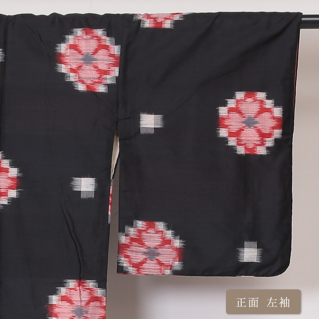 アンティーク 銘仙の着物 袷 身丈146cm 裄丈63cm 正絹 Cランク 広衿 XSサイズ 花柄 黒系 RP 1223-03257