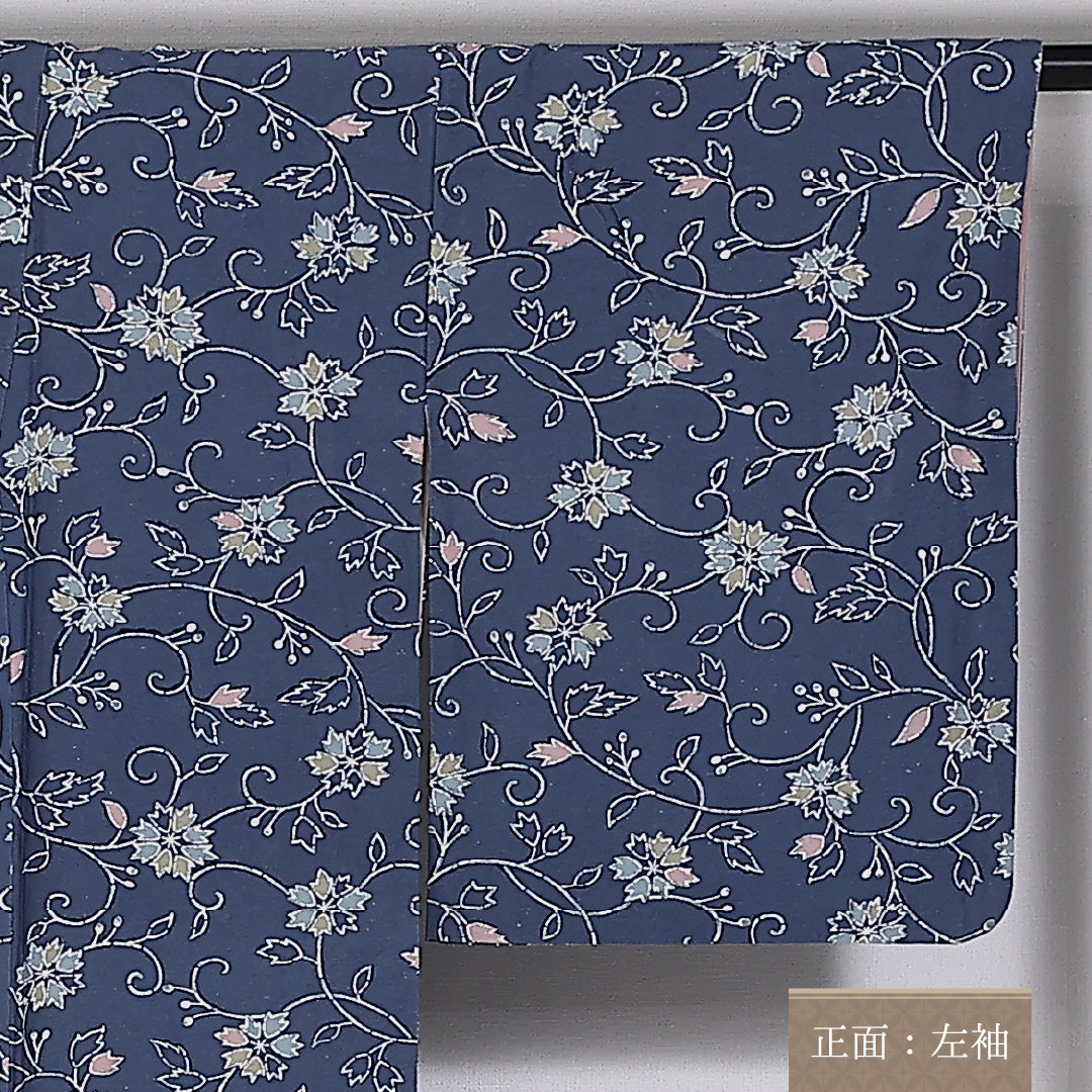 紬 袷 身丈152cm 裄丈63cm 正絹 Aランク カジュアル 広衿 Sサイズ 染め紬 唐草華文 青系 RP 1223-03925