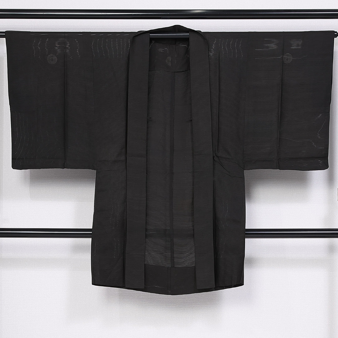 夏物 羽織 男性用 絽 身丈69cm 裄丈65cm 正絹 Bランク 三つ紋 (丸に包み抱き稲) セミフォーマル XSサイズ 無地 黒系 RP 1235-06281