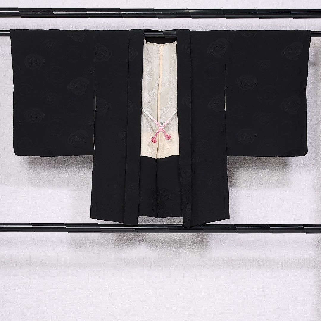 黒羽織 袷 身丈75cm 裄丈62cm 正絹 Sランク 一つ紋 (丸に三つ竜胆橘) 紋意匠 (薔薇) セミフォーマル Sサイズ 織り出し 紐あり 黒系 RP 1233-11078