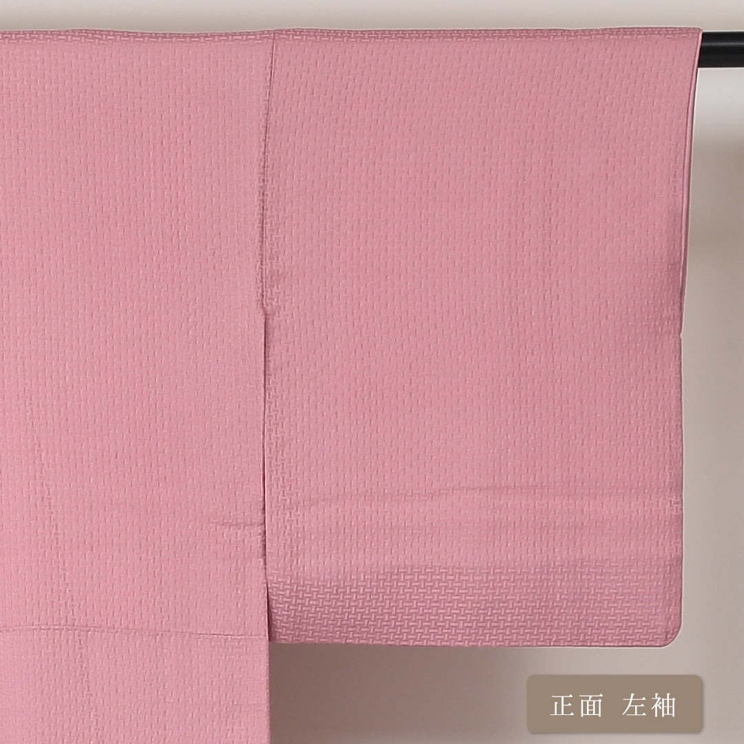 色無地 袷 身丈150cm 裄丈61cm 正絹 Sランク 一つ紋 (丸に剣片喰) 紋意匠 (籠目) セミフォーマル 広衿 Sサイズ ふくれ織 古都遊宴 落款 京洛百景 ピンク系 M4 1219-05163