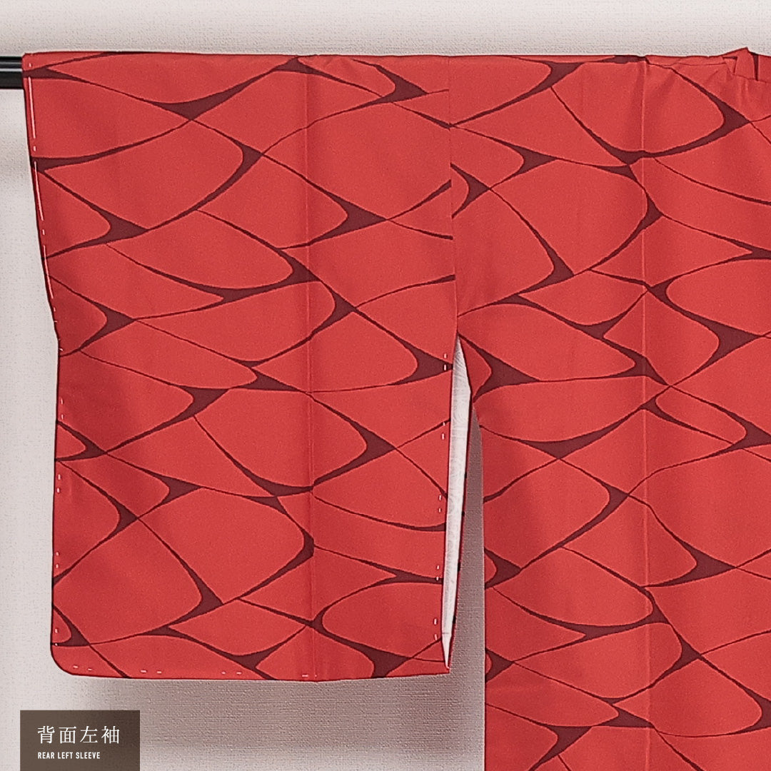 未使用品 洗える着物 道行コート 袷 身丈81cm 裄丈62cm ポリエステル Nランク カジュアル Sサイズ ポケットあり しつけ糸 幾何学柄 赤系 RP 1237-13910