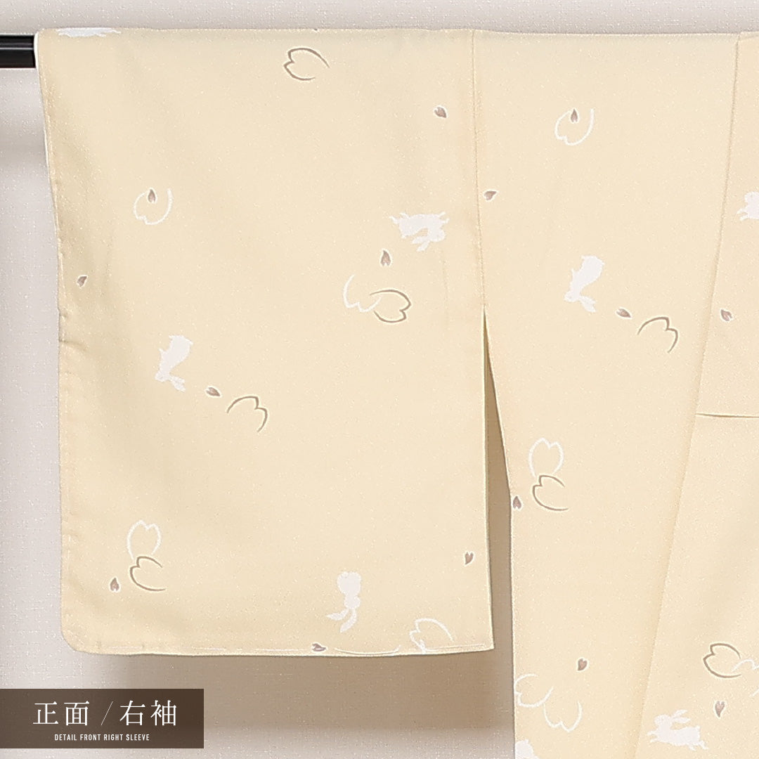 未使用品 洗える着物 小紋 単衣 身丈165cm 裄丈67cm ポリエステル Nランク インフォーマル 広衿 XLサイズ しつけ糸 兎 花びら クリーム系 RP 1221-13588