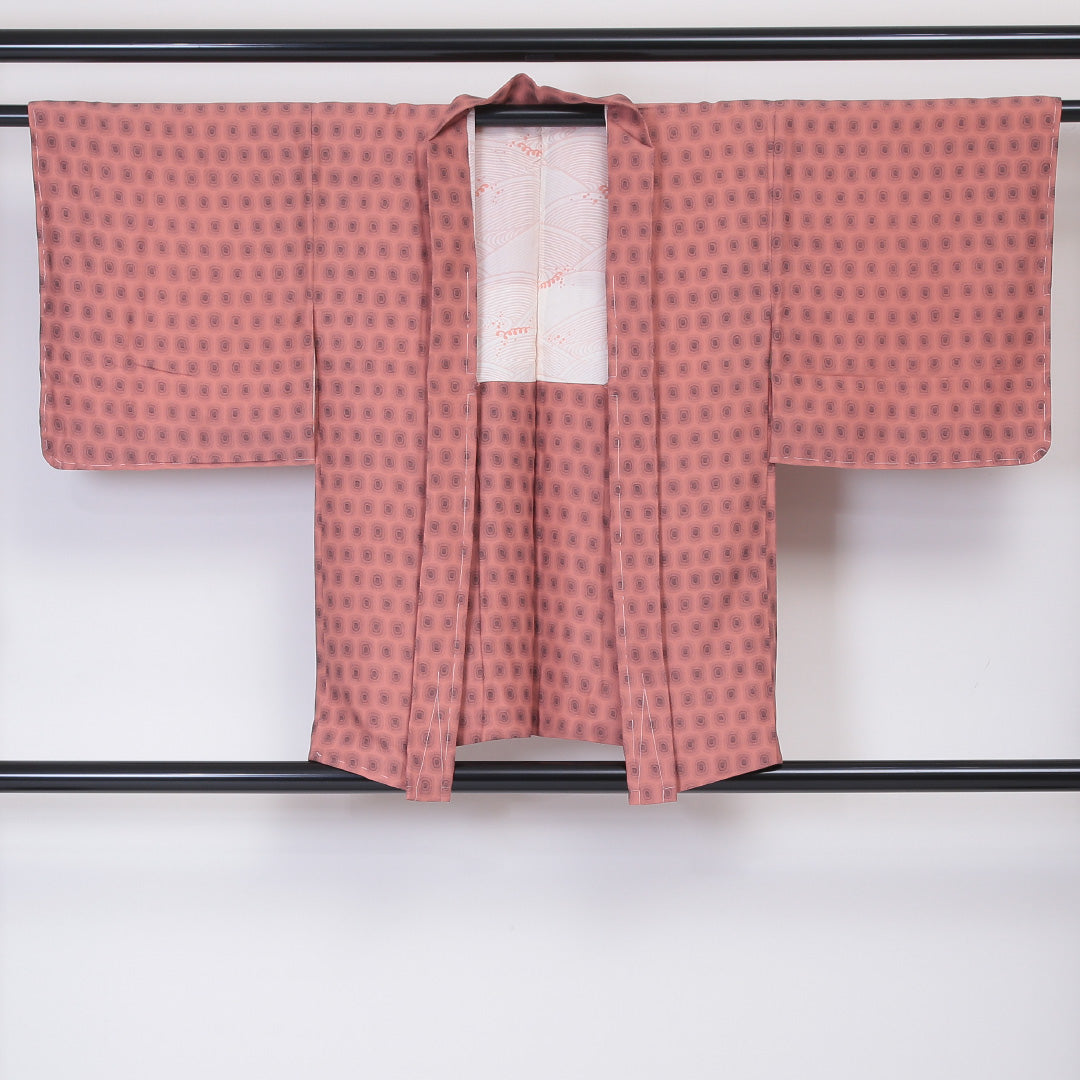 未使用品 羽織 身丈77cm 裄丈62.5cm S 正絹 レトロ 幾何学 しつけ糸 ちりめん ピンク系 Sランク 1217-00745