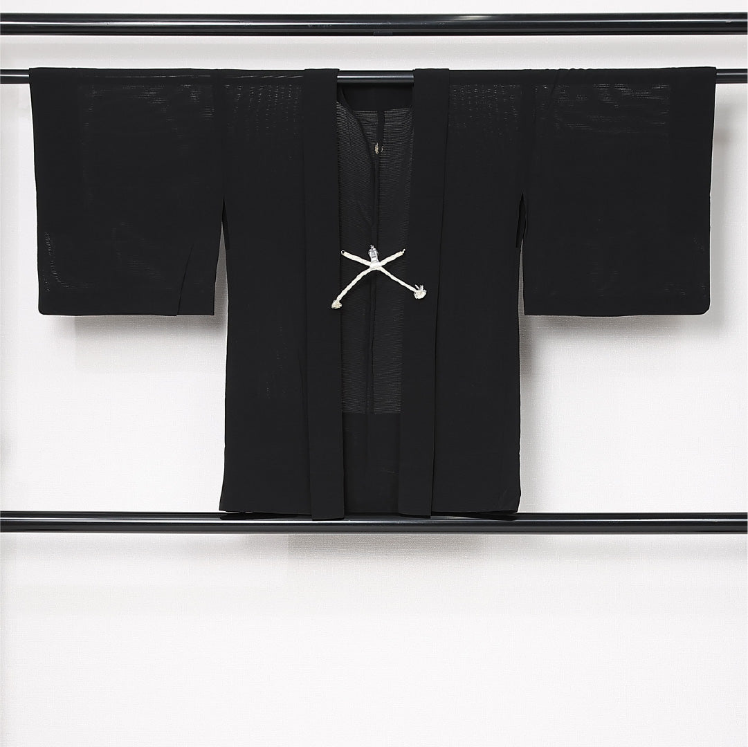 夏物 黒羽織 絽 身丈76cm 裄丈61cm 正絹 Sランク 一つ紋 (五三桐) セミフォーマル Sサイズ 紐あり 無地 黒系 RP 1233-12940