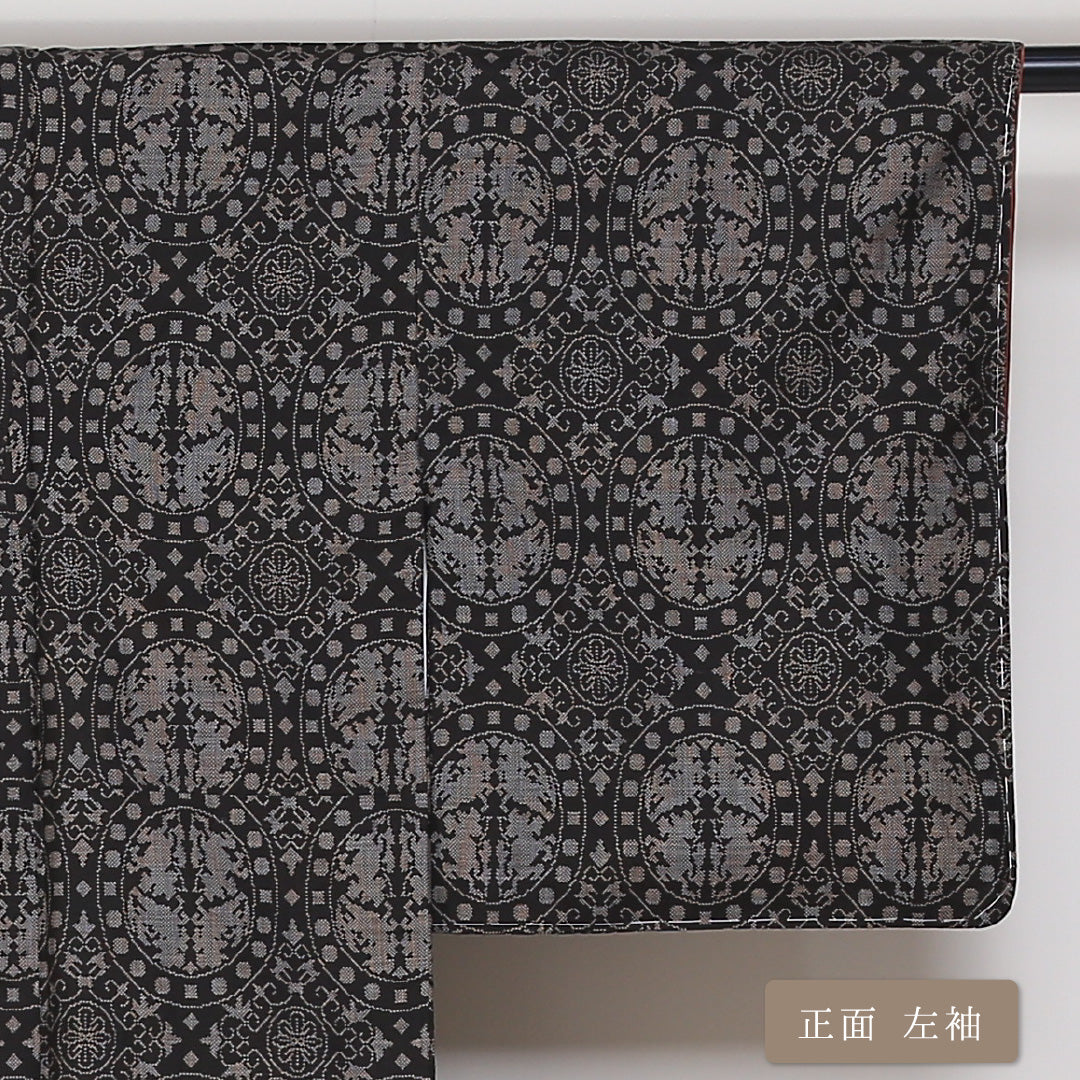 未使用品 紬(大島紬) 袷 身丈160cm 裄丈62cm 正絹 Sランク Lサイズ 広衿 インフォーマル 経緯絣 連珠文 しつけ糸 黒系 1216-03133