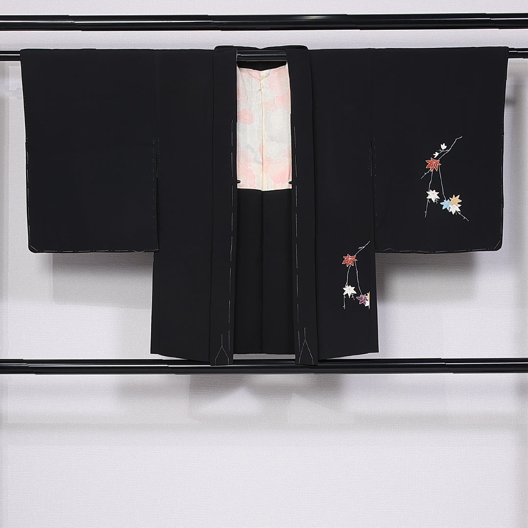 未使用品 黒羽織 袷 身丈76cm 裄丈62cm 正絹 Nランク インフォーマル Sサイズ 絵羽羽織 金駒刺繍 しつけ糸 紅葉 黒系 RP 1233-11081