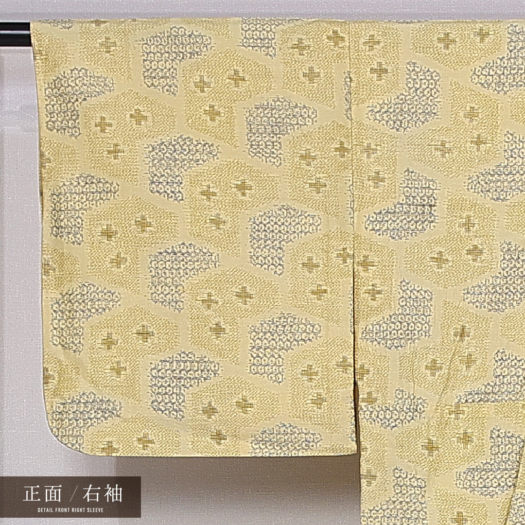 真綿紬 単衣 身丈157cm 裄丈62cm 正絹 Aランク カジュアル バチ衿 Mサイズ 亀甲 黄系 RP 1223-11367