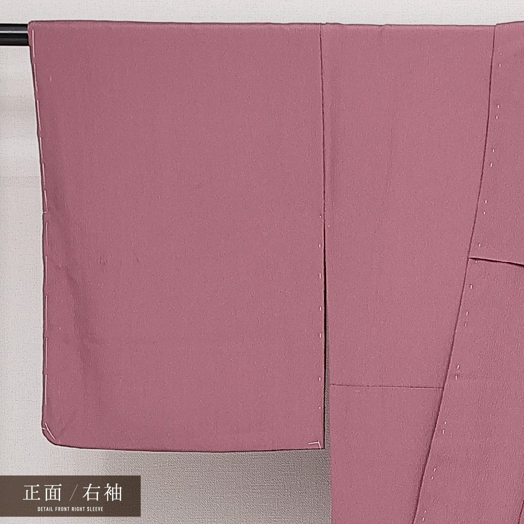 未使用品 色無地 袷 身丈154cm 裄丈62cm 正絹 Sランク 一つ紋 (丸に四つ剣片喰) セミフォーマル 広衿 Sサイズ ふくれ織 しつけ糸 ピンク系 RP 1219-14224