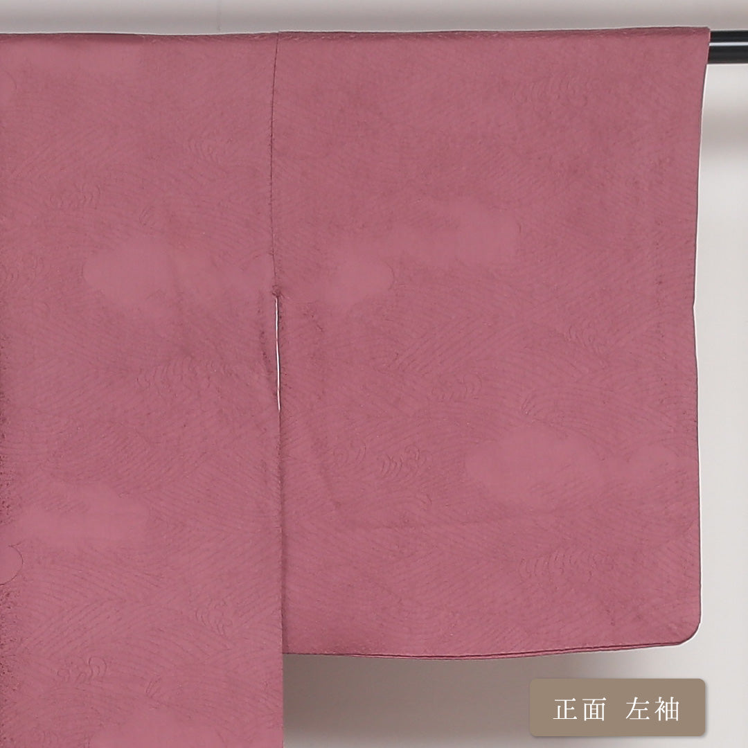 色無地 袷 身丈154cm 裄丈62cm 正絹 Aランク 一つ紋 (五三桐) 紋意匠 (波頭に雲取) セミフォーマル 広衿 Sサイズ ピンク系 M4 1219-05172