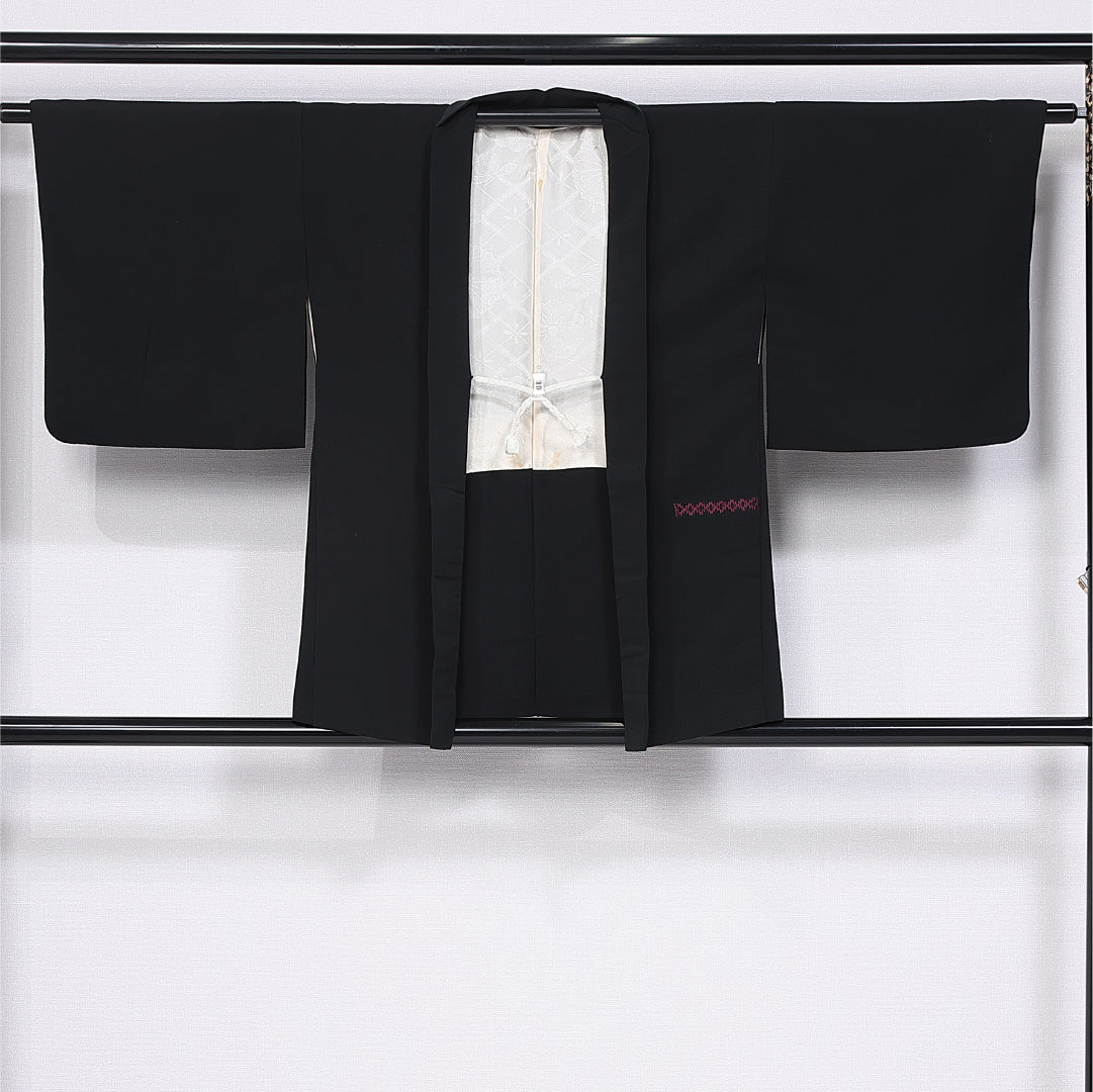 黒羽織 袷 身丈78cm 裄丈63cm 正絹 Aランク 一つ紋 (蔦) セミフォーマル Sサイズ 刺繍 紐あり 源氏車 黒系 M4 1233-11125