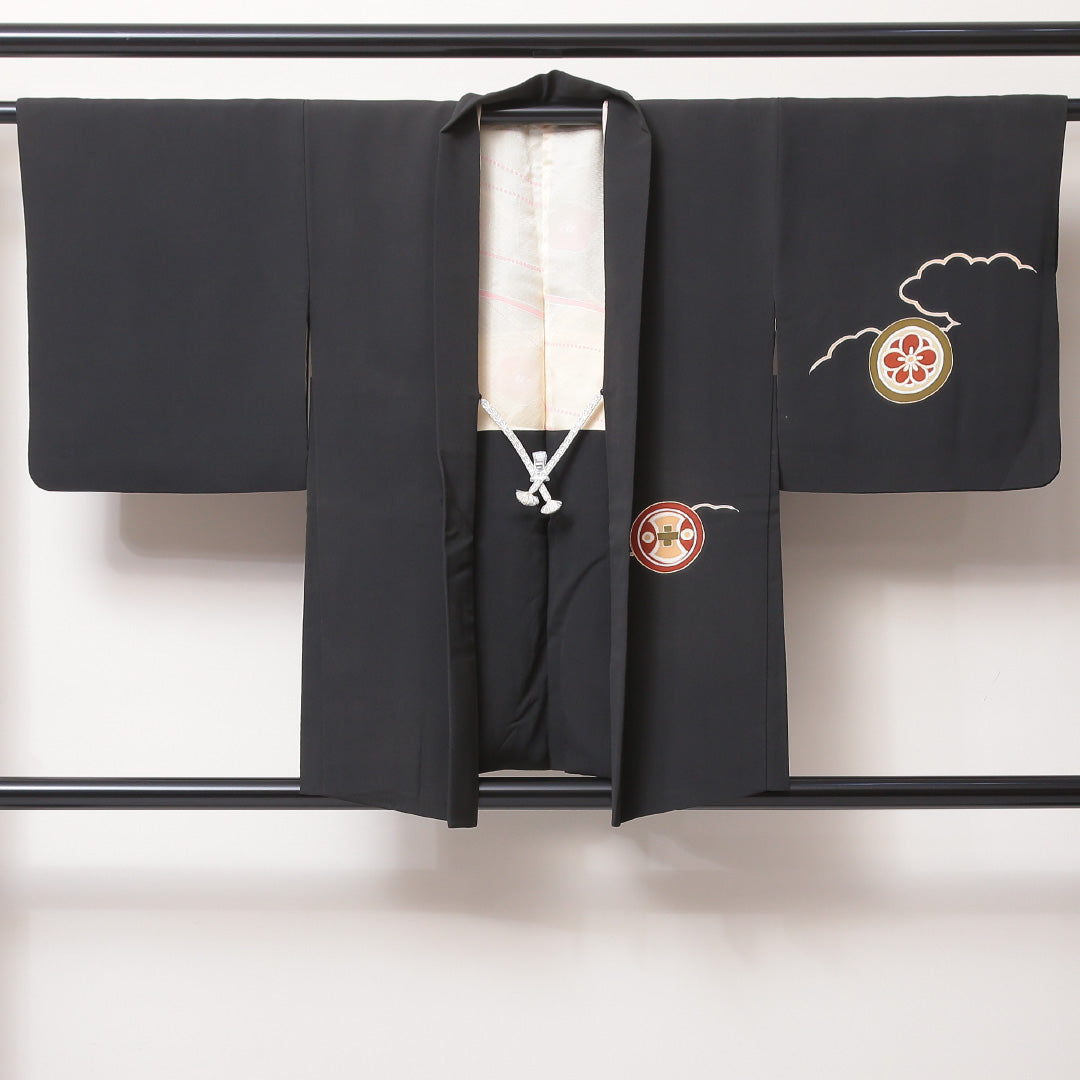 黒羽織 袷 身丈78cm 裄丈62cm 正絹 Aランク 一つ紋 (抱き茗荷) セミフォーマル Sサイズ 紐あり 家紋柄 黒系 RP 1233-06088