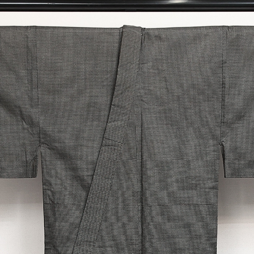 男着物 (大島紬) 袷 身丈133cm 裄丈67cm 正絹 Sランク インフォーマル 棒衿 XSサイズ 経緯絣 亀甲絣 グレー系 M4 1224-13994