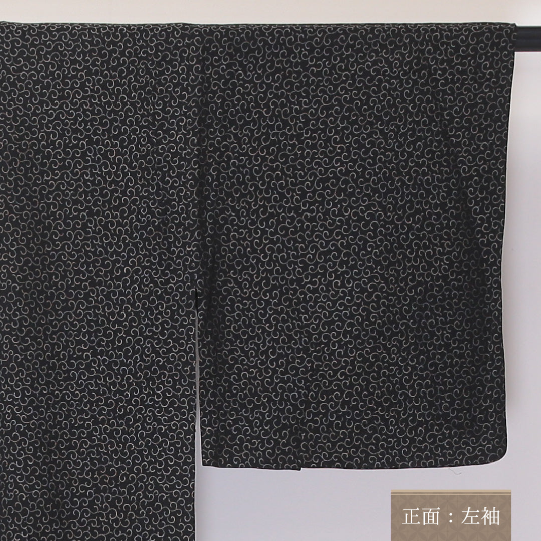 夏物 紬 夏紬 身丈144cm 裄丈63cm 正絹 Aランク カジュアル バチ衿 XSサイズ 居敷当て 肩当て 唐草 黒系 RP 1223-03476