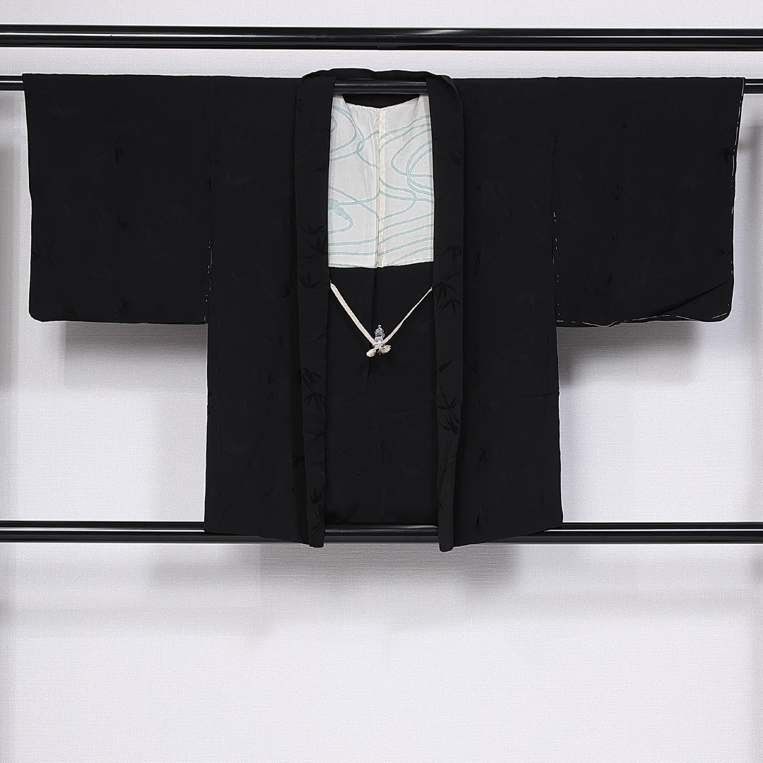 黒羽織 袷 身丈81cm 裄丈62cm 正絹 Sランク 一つ紋 (揚羽蝶) 紋意匠 (笹) セミフォーマル Sサイズ 紐あり 黒系 RP 1233-10281